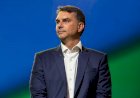 Flávio Bolsonaro chega aos Estados Unidos em meio a controvérsias