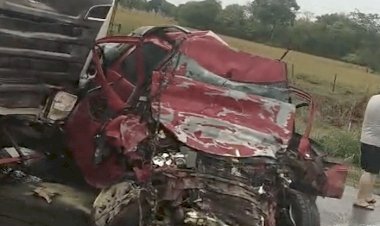 Acidente com carreta e veículo deixa dois mortos na BR