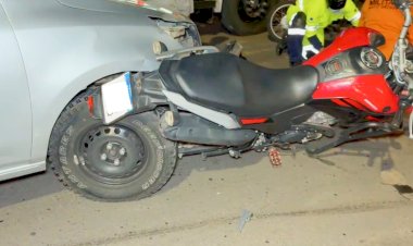 Moto fica “presa” em carro após colisão em Sinop; dois feridos