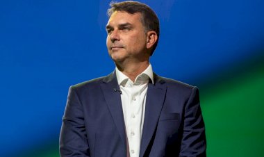 Flávio Bolsonaro chega aos Estados Unidos em meio a controvérsias