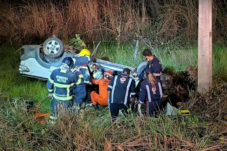 Folha do Estado | Motorista fica preso às ferragens após capotamento e é resgatado pelos Bombeiros