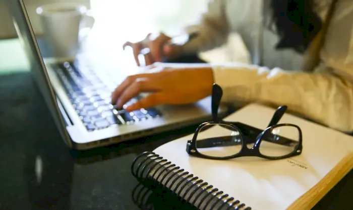 Desigualdade de Gênero no Setor de Seguros: Mulheres São Maioria na Força de Trabalho, Mas Minoria na Liderança