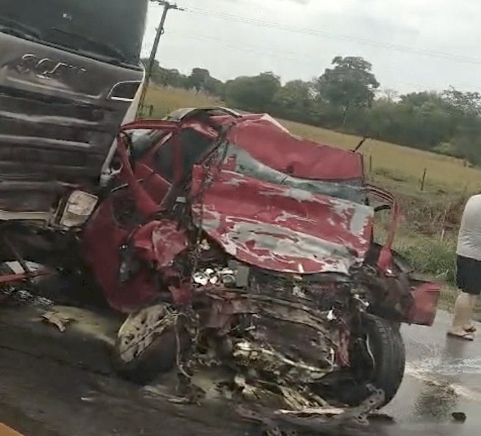 Acidente com carreta e veículo deixa dois mortos na BR