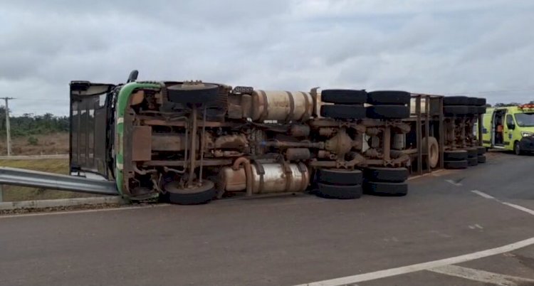Acidente na BR-163 Interdita Viaduto em Sinop e Derrama Carga de Milho