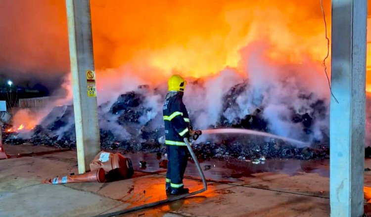 Incêndio de grandes proporções destrói galpão de recicláveis em Rondonópolis