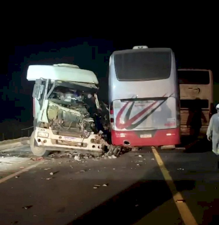 Acidente grave entre carreta e dois ônibus interdita trecho da BR-163 entre Sinop e Sorriso