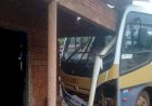 Ônibus escolar perde controle e colide com casa em Água Boa