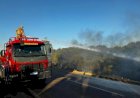 Bombeiros combatem incêndio em vegetação nas proximidades da BR-070