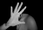 Menina de 13 anos é espancada por 'amigas', gravada nua e jogada de barranco em Barra do Garças