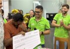 Após ser sorteado, associado se emociona ao receber cheque de R$26.700,00
