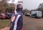 Carro sai da pista em curva, bate em barranco e casal morre