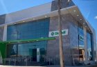 Mulher se torna a associada de número 100 mil da Sicredi Araxingu ao abrir conta pelo WhatsApp Oficial da cooperativa