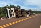 Carreta tomba na BR-070, motorista sofre ferimentos leves e recusa atendimento