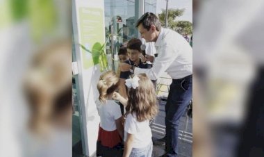 Crianças retiram faixa inaugural e são as primeiras a entrar em nova agência da Sicredi Araxingu