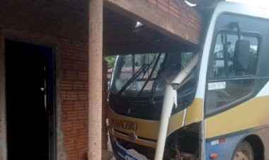Ônibus escolar perde controle e colide com casa em Água Boa