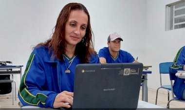 Aos 40 anos, estudante de escola no campo vai para a Inglaterra: 