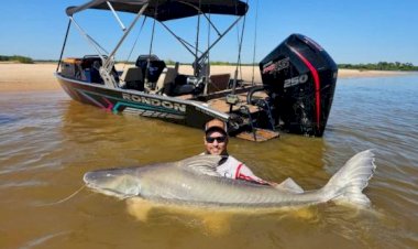 Grupo pesca piraíba de mais de dois metros no Rio Araguaia