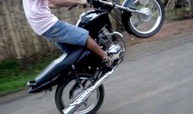 Menor empina moto na frente da PM, tenta fugir, mas é apreendido em Barra do Garças