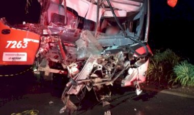 Acidente entre ônibus e carreta deixa motorista morto e 6 feridos em MT