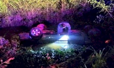 Idoso morre após capotar carro e cair em vala alagada em Vila Rica