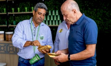 Vice-governador de Mato Grosso visita stand do Sicredi durante Dinetec 2025