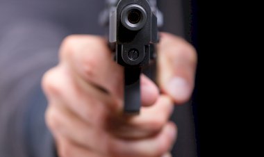 Homem com mais de 12 passagens criminais é morto a tiros na frente de casa