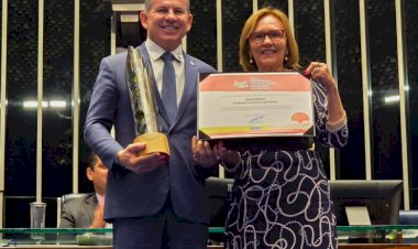 Governador Mauro Mendes recebe Comenda do Senado por avanço na alfabetização infantil em MT