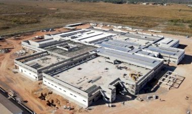 Dr. Eugênio chama de “descaso” ausência de construtora em reunião e cobra respostas sobre atraso em obras de hospitais