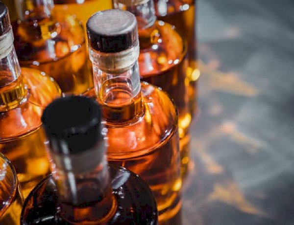 Saúde de Querência rastreia 15 lotes de whisky com metanol e emite alerta de risco durante a Expoquer 2026