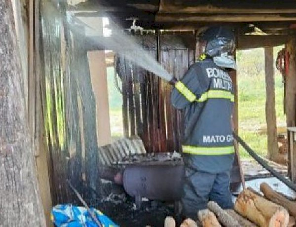 Incêndio atinge estrutura de madeira utilizada para defumação em Água Boa