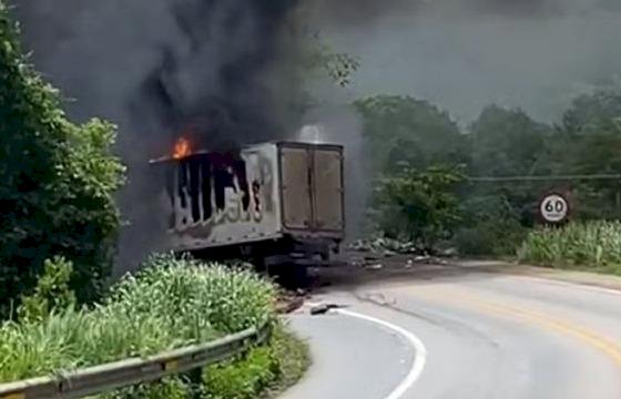 Caminhões batem de frente, pegam fogo e dois motoristas morrem na BR-070 em MT