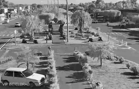 Câmeras do programa Vigia Mais ajudam a identificar motorista que danificou praça pública