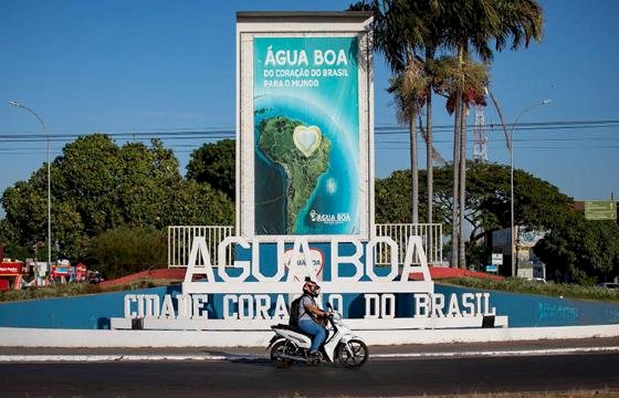 Governo de MT garante desenvolvimento em Água Boa com asfalto novo, escolas e investimentos no social