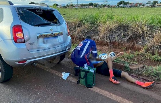 Ciclista bate na traseira de carro parado às margens de rodovia e fica em estado grave