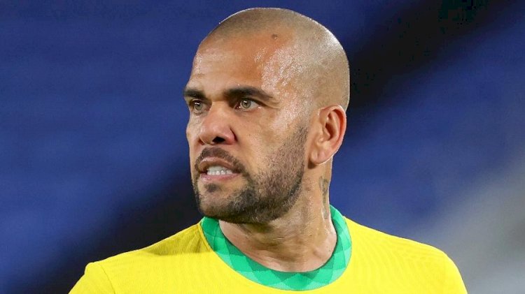 Ex-Seleção, Daniel Alves é condenado a 4 anos e meio por estupro