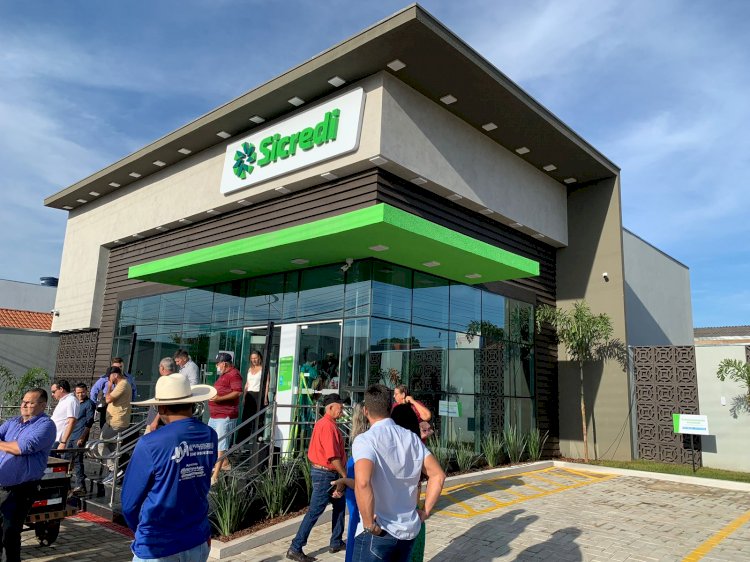 Dezenas de pessoas prestigiam inauguração da agência Sicredi Araxingu em Bom Jardim de Goiás