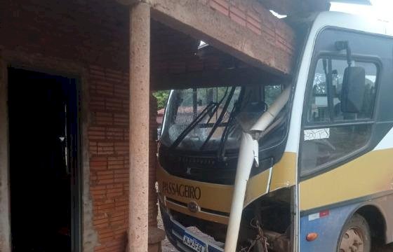Ônibus escolar perde controle e colide com casa em Água Boa