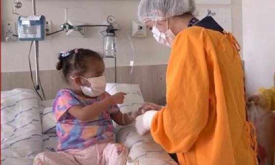Menina de 3 anos que recebeu coração doado por criança de MT sai da UTI após 40 dias