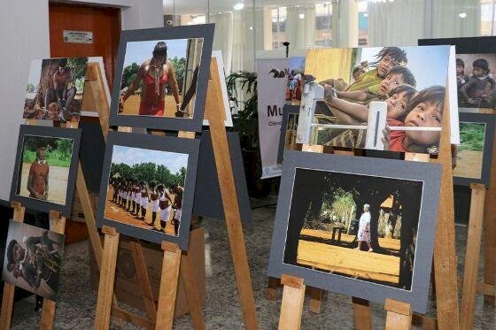 Câmara de Barra do Garças recebe exposição fotográfica que celebra cultura do povo Xavante