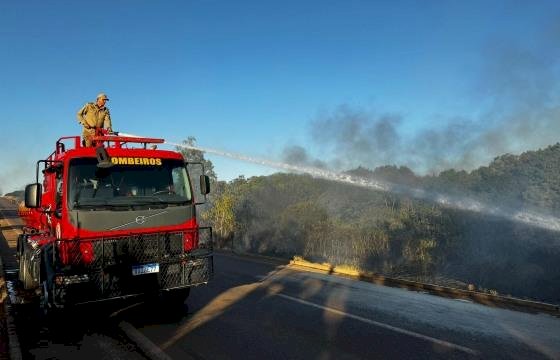 Bombeiros combatem incêndio em vegetação nas proximidades da BR-070