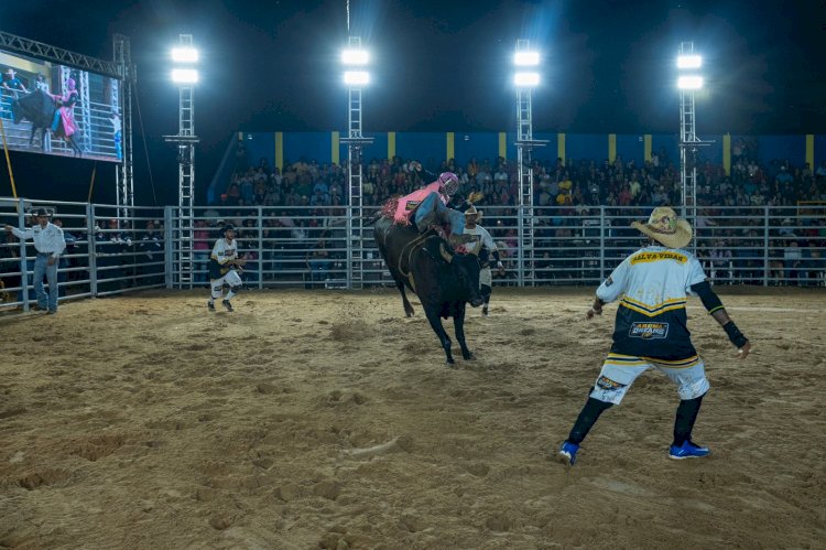 Rodeio, show e outros eventos movimentam segundo dia da Exponovo