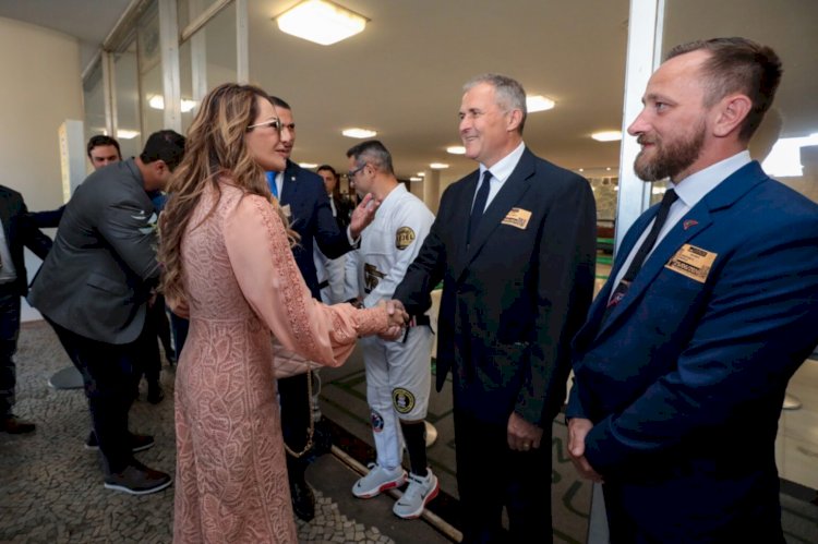 Primeira-dama de MT é consagrada Madrinha Nacional do Jiu-Jitsu Paradesportivo em evento histórico na Câmara Federal – Brasília