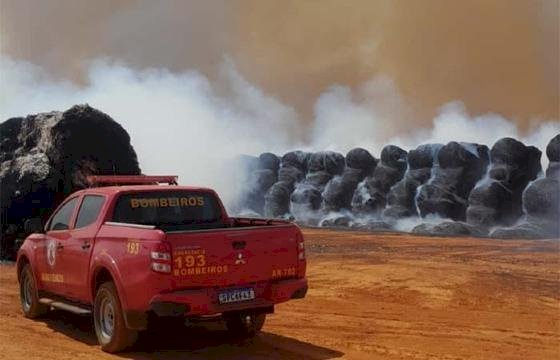 Corpo de Bombeiros combate incêndio em 1,4 mil rolos de algodão em fazenda localizada em Santo Antônio do Leste