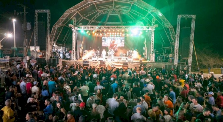 Max e Luan animam a primeira noite do 17º Festival de Pesca no distrito de Cachoeira da Fumaça; vídeo
