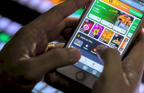Homem tenta matar esposa após discussão por jogar no