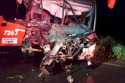 Acidente entre ônibus e carreta deixa motorista morto e 6 feridos em MT
