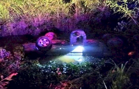 Idoso morre após capotar carro e cair em vala alagada em Vila Rica