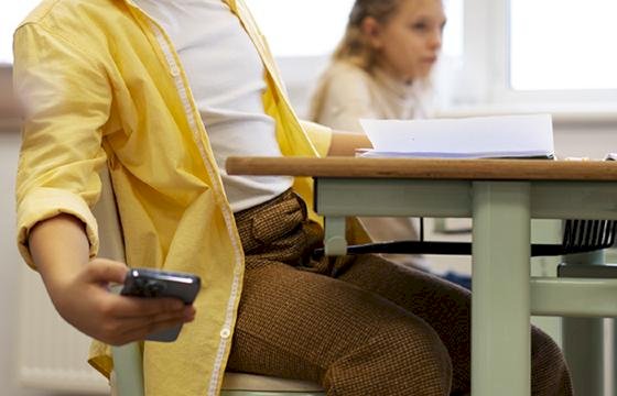Lula sanciona projeto que limita uso de celulares nas escolas; saiba o que muda com a nova norma