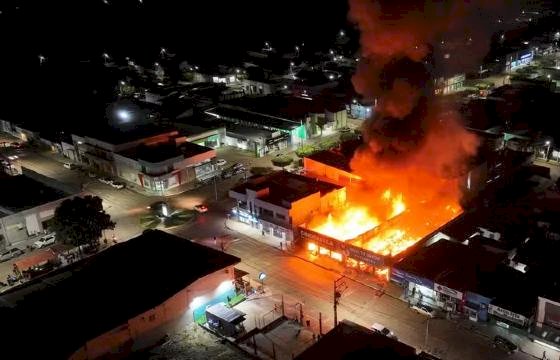 Incêndio de grandes proporções atinge lojas de calçados e variedades em Paranatinga
