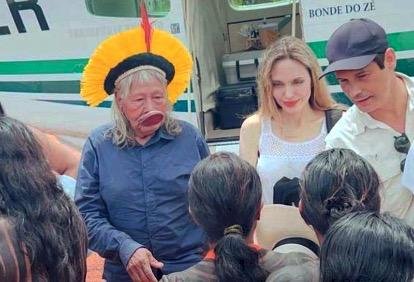 Atriz norte-americana Angelina Jolie visita aldeia onde reside cacique Raoni, em São José do Xingu